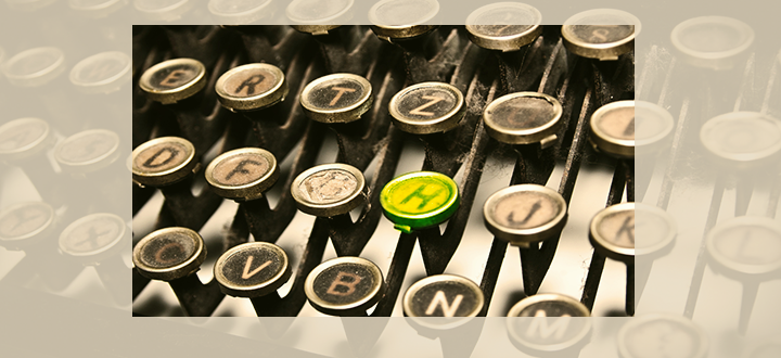 Historische Schreibmaschine mit einer grünen Taste