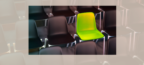 Sitzreihe mit hervorgehobenen grünen Stuhl